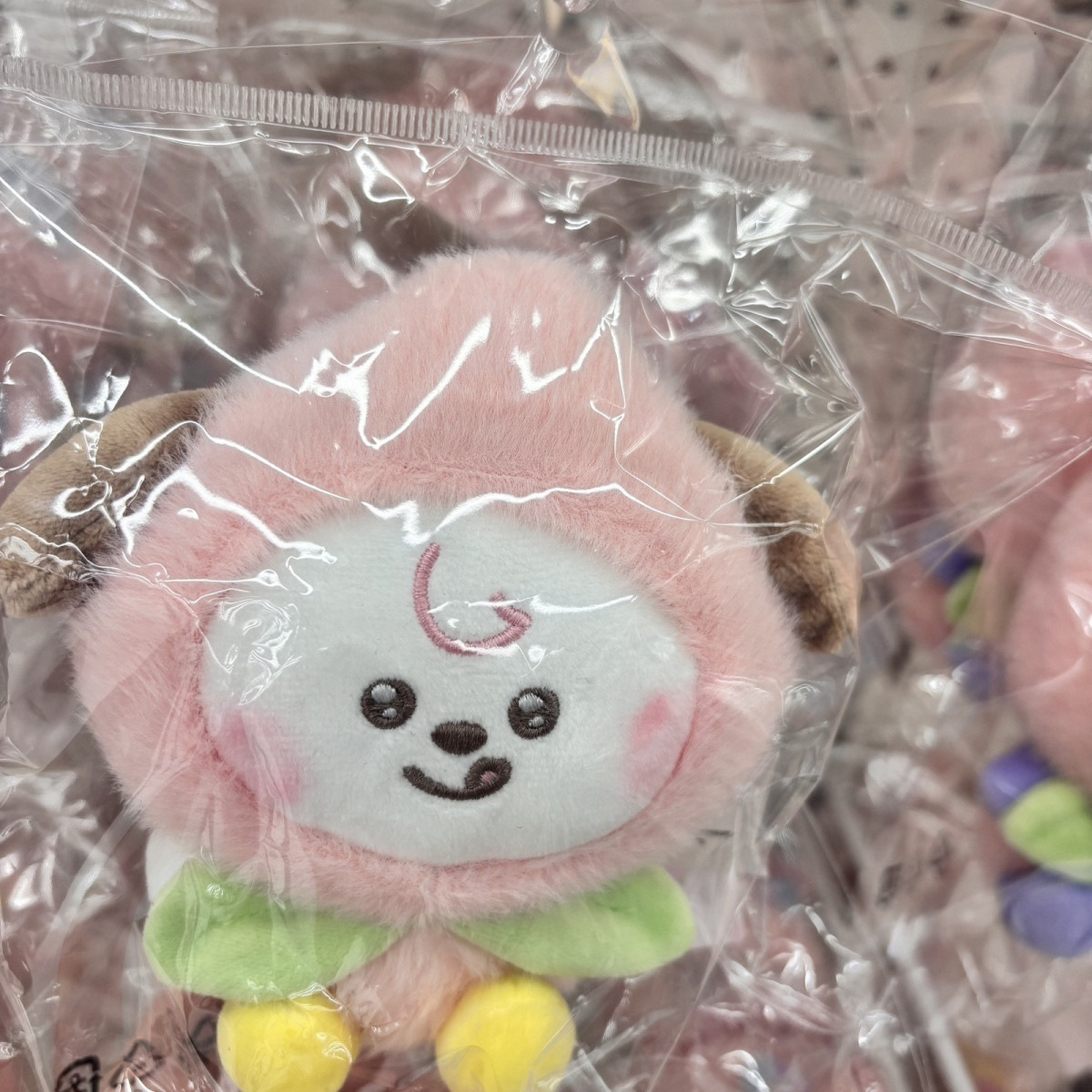 Trendy Kpop BT21 Peach Plush K - đánh giá và giá Phone Accessories Charms